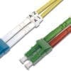 LWL Patchk. LC (APC)/LC (PC), Singlem. 09/125 µ, Duplex 2 m Die ideale Lösung für Spleißboxen. Die hochwertigen LWL Kupplungen von DIGITUS mit Keramik-Ferrule, sind die perfekte Ergänzung für die Spleißboxenkonfektion. Durch die ständigen Qualitätskontrollen und die präzise Fertigung, garantieren die Kupplungen optimale Leistung und Verbindungsqualität. Jede Kupplung ist mit einer Staubschutzkappe versehen, um die Ferrulen vor Verschmutzungen zu schützen. Zudem werden die Kupplungenmit dem passenden Befestigungszubehör ausgeliefert, so dass diese sofort in die Frontblenden eingesetzt und fixiert werden können. Die optimale Performance wird durch den Einsatz der DIGITUS Pigtails erreicht, die ebenso hochqualitativ gefertigt werden und deren Stecker ideal mit den Kupplungen zusammenspielen.