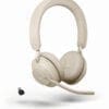 JABRA Evolve2 65 Stereo MS USB-C Bluetooth beige Bei beruflichen Telefonaten kommt es auf professionelle Sprachqualität an. Nur mit einem ausgezeichneten Headset erzielen Sie auch ausgezeichnete Ergebnisse. Das Evolve2 65 von Jabra ist mit drei integrierten Mikrofonen und einem digitalen Chipsatz ausgestattet damit haben Sie immer eine hervorragende Sprachqualität bei all Ihren Anrufen.<br>Bitte nicht stören! Das neue Busylight ist jetzt noch auffälliger und aus allen Richtungen gut sichtbar. Die rote LED wird automatisch aktiviert, wenn Sie sich in einem Gespräch oder Meeting befinden. Sie können es natürlich auch selbst per Tastendruck aktivieren. Selbst mitten in Großraumbüros schützt Sie das gut sichtbare Busylight vor allen Störungen.<br>Ob Sie im Büro arbeiten oder von unterwegs – Hintergrundgeräusche stören überall. Setzen Sie Ihr Evolve2 65 auf - die Geräuschkulisse um Sie herum verschwindet sofort. Dank des isolierenden Schaums der ovalen Ohrkissen und des Designs der neuen gewinkelten Hörmuschel profitieren Sie von herausragender Geräuschunterdrückung.<br>Das Evolve2 65 erfüllt die Open Office Anforderungen von Microsoft Teams. Des Weiteren bietet der Akku eine Laufzeit von 37 Stunden.