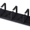 DIGITUS Kabelrangierpanel mit Kabelführungsbügeln 19" Schw 2H Die Kabelführungsbügel sorgen für Ordnung in Ihrem 483 mm (19 Zoll)-Schrank. Die Konstruktion aus robustem Stahlblech bietet eine flexible und optimale Lösung zur strukturierten Verkabelung. Im Lieferumfang befinden sich 10 Kabelführungsringe sowie das benötigte Befestigunsmaterial.