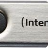 Sie verlieren regelmäßig die schützende Kappe ihres USB Sticks? Umgehen Sie das Problem und vertrauen Sie auf den Basic Line von Intenso. Dank praktischem Schwenkbügel ist die Kappe im USB Design integriert, sodass die Suche nach verschwundenen Kappen entfällt. Mit Lesegeschwindigkeiten von 28 MB/s und Schreibgeschwindigkeiten von 6,5 MB/s können Dateien im Handumdrehen gespeichert werden. Eine grüne Leuchte signalisiert den aktiven Datentransfer.