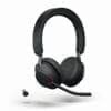 JABRA Evolve2 65 Stereo MS USB-C Bluetooth LS black Bei beruflichen Telefonaten kommt es auf professionelle Sprachqualität an. Nur mit einem ausgezeichneten Headset erzielen Sie auch ausgezeichnete Ergebnisse. Das Evolve2 65 von Jabra ist mit drei integrierten Mikrofonen und einem digitalen Chipsatz ausgestattet damit haben Sie immer eine hervorragende Sprachqualität bei all Ihren Anrufen.<br>Bitte nicht stören! Das neue Busylight ist jetzt noch auffälliger und aus allen Richtungen gut sichtbar. Die rote LED wird automatisch aktiviert, wenn Sie sich in einem Gespräch oder Meeting befinden. Sie können es natürlich auch selbst per Tastendruck aktivieren. Selbst mitten in Großraumbüros schützt Sie das gut sichtbare Busylight vor allen Störungen.<br>Ob Sie im Büro arbeiten oder von unterwegs – Hintergrundgeräusche stören überall. Setzen Sie Ihr Evolve2 65 auf - die Geräuschkulisse um Sie herum verschwindet sofort. Dank des isolierenden Schaums der ovalen Ohrkissen und des Designs der neuen gewinkelten Hörmuschel profitieren Sie von herausragender Geräuschunterdrückung.<br>Das Evolve2 65 erfüllt die Open Office Anforderungen von Microsoft Teams. Des Weiteren bietet der Akku eine Laufzeit von 37 Stunden.