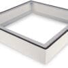 Der Sockel für 483 mm (19 Zoll) IP55 Wandgehäuse erweitert die Höhe um 100 mm und bietet Platz für eine strukturierte Verkabelung. Die Montage erfolgt in einfachen Schritten mit beigelegten Schrauben. Der Sockel ist ebenfalls ausgestattet mit einer Dichtung um den Schutzgrad IP55 aufrecht zu erhalten. Ermöglicht die Installation auf festem Bodenfundament.