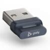 Poly BT700 USB-A Bluetoothadapter Der kabellose USB-Adapter ermöglicht ein hervorragendes Kommunikations- und Musikerlebnis, wenn Sie Ihr bestehendes Poly Bluetooth-Headset oder Ihre Kopfhörer an PC- und Mac-Computer anschließen. Er ist klein genug, um in Ihrem Computer zu bleiben und stets einsatzbereit zu sein.