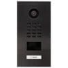 DoorBird D2101V IP Telefon Edelstahl V2A Titan-Optik Die Video Door Station D2101 von Doorbird aus gebürstetem Edelstahl mit einer Ruftaste bietet Ihnen optimale Bildqualität und klares Design.Die Kamera überzeugt mit HDTV, Ultraweitwinkel und Nachtsichtfähigkeit. In Kombination mit den Audiofunktionen Echo- und Rauschunterdrückung sowie Zwei-Wege Audio Streaming können Sie Ihre Besucher sehen und komfortabel mit ihnen sprechen. Dank des integrierten Bewegungssensors entgeht Ihnen zudem nichts, was vor Ihrem Haus passiert. Durch die individuellen Konfigurationsmöglichkeiten können Sie einstellen, ob und wie Sie über verschiedene Ereignisse informiert werden wollen. Sprechen Sie mit Ihren Besuchern an der Tür über Ihr Smartphone und öffnen Sie die Tür - von überall auf der Welt.