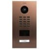 DoorBird D2101V IP Telefon Edelstahl V4A Bronze-Optik Die Video Door Station D2101 von Doorbird aus gebürstetem Edelstahl mit einer Ruftaste bietet Ihnen optimale Bildqualität und klares Design.Die Kamera überzeugt mit HDTV, Ultraweitwinkel und Nachtsichtfähigkeit. In Kombination mit den Audiofunktionen Echo- und Rauschunterdrückung sowie Zwei-Wege Audio Streaming können Sie Ihre Besucher sehen und komfortabel mit ihnen sprechen. Dank des integrierten Bewegungssensors entgeht Ihnen zudem nichts, was vor Ihrem Haus passiert. Durch die individuellen Konfigurationsmöglichkeiten können Sie einstellen, ob und wie Sie über verschiedene Ereignisse informiert werden wollen. Sprechen Sie mit Ihren Besuchern an der Tür über Ihr Smartphone und öffnen Sie die Tür - von überall auf der Welt.