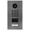 Die Video Door Station D2101 von Doorbird aus gebürstetem Edelstahl mit einer Ruftaste bietet Ihnen optimale Bildqualität und klares Design.Die Kamera überzeugt mit HDTV, Ultraweitwinkel und Nachtsichtfähigkeit. In Kombination mit den Audiofunktionen Echo- und Rauschunterdrückung sowie Zwei-Wege Audio Streaming können Sie Ihre Besucher sehen und komfortabel mit ihnen sprechen. Dank des integrierten Bewegungssensors entgeht Ihnen zudem nichts, was vor Ihrem Haus passiert. Durch die individuellen Konfigurationsmöglichkeiten können Sie einstellen, ob und wie Sie über verschiedene Ereignisse informiert werden wollen. Sprechen Sie mit Ihren Besuchern an der Tür über Ihr Smartphone und öffnen Sie die Tür - von überall auf der Welt.