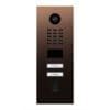 DoorBird D2102FV IP Video Türstation Fingerprint 50, Bronze Stellen Sie sich vor, Sie sind gerade nicht zuhause und Ihre Kinder haben sich ausgeschlossen oder der Paketbote bringt eine Lieferung. Mit DoorBird ist das nun kein Problem mehr. Bei jedem Klingeln bekommen Sie eine Push-Mitteilung auf Ihr Smartphone oder Tablet und können mit dem Besucher sprechen und ihn in HD-Qualität sehen. So verpassen Sie garantiert keinen Besucher mehr. So sind Sie unterwegs und doch zuhause. Es ist die smarte Lösung für Ihre Eingangstür. Verbinden Sie Ihre DoorBird IP Video Türstation mit Ihrem Smartphone und unterhalten Sie sich mit Ihren Besuchern auch von unterwegs! Die IP Video Türstation kann als eigenständige Einheit betrieben oder in eine bestehende Smart-Home-Plattform integriert werden. Auch bereits vorhandene, klassische Installationen wie elektrische Tür- und Toröffner können Sie damit weiterverwenden und über die App steuern.