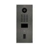 DoorBird D2101FV IP Video Türstation Fingerprint 50, DB 703 Stellen Sie sich vor, Sie sind gerade nicht zuhause und Ihre Kinder haben sich ausgeschlossen oder der Paketbote bringt eine Lieferung. Mit DoorBird ist das nun kein Problem mehr. Bei jedem Klingeln bekommen Sie eine Push-Mitteilung auf Ihr Smartphone oder Tablet und können mit dem Besucher sprechen und ihn in HD-Qualität sehen. So verpassen Sie garantiert keinen Besucher mehr. So sind Sie unterwegs und doch zuhause. Es ist die smarte Lösung für Ihre Eingangstür. Verbinden Sie Ihre DoorBird IP Video Türstation mit Ihrem Smartphone und unterhalten Sie sich mit Ihren Besuchern auch von unterwegs! Die IP Video Türstation kann als eigenständige Einheit betrieben oder in eine bestehende Smart-Home-Plattform integriert werden. Auch bereits vorhandene, klassische Installationen wie elektrische Tür- und Toröffner können Sie damit weiterverwenden und über die App steuern.