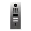 DoorBird D2102FV IP Video Türstation Fingerpr. 50, Edels. V2A Stellen Sie sich vor, Sie sind gerade nicht zuhause und Ihre Kinder haben sich ausgeschlossen oder der Paketbote bringt eine Lieferung. Mit DoorBird ist das nun kein Problem mehr. Bei jedem Klingeln bekommen Sie eine Push-Mitteilung auf Ihr Smartphone oder Tablet und können mit dem Besucher sprechen und ihn in HD-Qualität sehen. So verpassen Sie garantiert keinen Besucher mehr. So sind Sie unterwegs und doch zuhause. Es ist die smarte Lösung für Ihre Eingangstür. Verbinden Sie Ihre DoorBird IP Video Türstation mit Ihrem Smartphone und unterhalten Sie sich mit Ihren Besuchern auch von unterwegs! Die IP Video Türstation kann als eigenständige Einheit betrieben oder in eine bestehende Smart-Home-Plattform integriert werden. Auch bereits vorhandene, klassische Installationen wie elektrische Tür- und Toröffner können Sie damit weiterverwenden und über die App steuern.