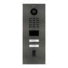 DoorBird D2102FV IP Video Türstation Fingerprint 50, DB 703 Stellen Sie sich vor, Sie sind gerade nicht zuhause und Ihre Kinder haben sich ausgeschlossen oder der Paketbote bringt eine Lieferung. Mit DoorBird ist das nun kein Problem mehr. Bei jedem Klingeln bekommen Sie eine Push-Mitteilung auf Ihr Smartphone oder Tablet und können mit dem Besucher sprechen und ihn in HD-Qualität sehen. So verpassen Sie garantiert keinen Besucher mehr. So sind Sie unterwegs und doch zuhause. Es ist die smarte Lösung für Ihre Eingangstür. Verbinden Sie Ihre DoorBird IP Video Türstation mit Ihrem Smartphone und unterhalten Sie sich mit Ihren Besuchern auch von unterwegs! Die IP Video Türstation kann als eigenständige Einheit betrieben oder in eine bestehende Smart-Home-Plattform integriert werden. Auch bereits vorhandene, klassische Installationen wie elektrische Tür- und Toröffner können Sie damit weiterverwenden und über die App steuern.