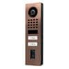 DoorBird IP Video Türst. D1102FV Fingerpr. Edels., Bronze,Aufp Die Video Türstation D1101FV von Doorbird bietet Ihnen optimale Bildqualität und ein klares Design.Die Kamera überzeugt mit HDTV, Ultraweitwinkel und Nachtsichtfähigkeit. In Kombination mit den Audiofunktionen Echo- und Rauschunterdrückung sowie Zwei-Wege Audio Streaming können Sie Ihre Besucher sehen und komfortabel mit ihnen sprechen.Dank des integrierten 4D Bewegungssensors entgeht Ihnen zudem nichts, was vor Ihrem Haus passiert. Durch die individuellen Konfigurationsmöglichkeiten können Sie einstellen, ob und wie Sie über verschiedene Ereignisse informiert werden wollen. Sprechen Sie mit Ihren Besuchern an der Tür über Ihr Smartphone und öffnen Sie die Tür - von überall auf der Welt.DoorBird arbeitet nur mit den Besten zusammen: Der Fingerabdruckleser ist mit der Technologie von Fingerprint Cards AB (Fingerprints) ausgestattet - dem weltweit führenden Biometrieunternehmen mit Stammsitz in Schweden. Die Fingerprints-Technologie ist in mehreren hundert Millionen Geräten und Anwendungen zu finden und wird täglich milliardenfach genutzt. Dank ihr ist eine sichere und bequeme Identifizierung und Authentifizierung per Fingerabdruck möglich.