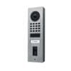 DoorBird IP Video Türst. D1101FV Fingerpr. Edels. V4A, Aufputz Die Video Türstation D1101FV von Doorbird bietet Ihnen optimale Bildqualität und ein klares Design.Die Kamera überzeugt mit HDTV, Ultraweitwinkel und Nachtsichtfähigkeit. In Kombination mit den Audiofunktionen Echo- und Rauschunterdrückung sowie Zwei-Wege Audio Streaming können Sie Ihre Besucher sehen und komfortabel mit ihnen sprechen.Dank des integrierten 4D Bewegungssensors entgeht Ihnen zudem nichts, was vor Ihrem Haus passiert. Durch die individuellen Konfigurationsmöglichkeiten können Sie einstellen, ob und wie Sie über verschiedene Ereignisse informiert werden wollen. Sprechen Sie mit Ihren Besuchern an der Tür über Ihr Smartphone und öffnen Sie die Tür - von überall auf der Welt.DoorBird arbeitet nur mit den Besten zusammen: Der Fingerabdruckleser ist mit der Technologie von Fingerprint Cards AB (Fingerprints) ausgestattet - dem weltweit führenden Biometrieunternehmen mit Stammsitz in Schweden. Die Fingerprints-Technologie ist in mehreren hundert Millionen Geräten und Anwendungen zu finden und wird täglich milliardenfach genutzt. Dank ihr ist eine sichere und bequeme Identifizierung und Authentifizierung per Fingerabdruck möglich.