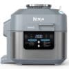 Ninja ON400DE Speedi Schnellkocher & Heißluft-Fritteuse Ninja Multikocher der nächsten Generation – mit noch mehr Möglichkeiten zur Zubereitung Ihrer Lieblingsspeisen. Entdecken Sie Garfunktionen unter einem einzigen Deckel, dem SmartLid. Wählen Sie zwischen 3 Modi – Schnellkochen, Heißluft-Frittieren und Dampf-Kombi, bei dem Dampf mit Umluft für saftige, schnelle und knusprige Ergebnisse kombiniert wird. Bereiten Sie Familienmahlzeiten in unter 30 Minuten zu. Druckgaren ist bis zu 70 % schneller als herkömmliche Garmethoden (Im Vergleich zu Slow Cooking, Kochen oder Schmoren). Genießen Sie frittierte Gerichte ohne schlechtes Gewissen mit wenig bis gar keinem Öl.