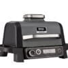 Der Elektrogrill NINJA OG901EU Woodfire Pro Connect XL ist perfekt für Grillfans, die es kaum erwarten können, ihr Grillgut zuzubereiten. Er ist ideal für den Gebrauch bei schlechtem Wetter oder Kälte und kann einfach in der Küche oder im Wohnzimmer aufgestellt werden. Aus hochwertigen Materialien gefertigt, arbeitet er mit einer Maximalleistung von 1700 Watt. Das 1,7 Meter lange Kabel ermöglicht flexible Platzierung, während spülmaschinenfeste Zubehörteile die Reinigung erleichtern. Mit einer Abschaltautomatik und Appsteuerung für die Integration ins Smart Home ist er praktisch und effizient. Probieren Sie ihn am besten selbst aus.