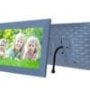 Der Denver PFF-1026 ist ein 25,65 cm (10,1 Zoll) großer digitaler WLAN-Fotorahmen mit FRAMEO-Fotosoftware. Dies ist eine neue soziale Möglichkeit, Bilder und Videos mit Freunden und Familie zu teilen. Der IPS-HD-Touchscreen liefert gute, scharfe Bilder.
