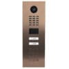 DoorBird D2102KV IP Video Türstation Bronze-Optik Stellen Sie sich vor, Sie sind gerade nicht zuhause und Ihre Kinder haben sich ausgeschlossen oder der Paketbote bringt eine Lieferung. Mit DoorBird ist das nun kein Problem mehr. Bei jedem Klingeln bekommen Sie eine Push-Mitteilung auf Ihr Smartphone oder Tablet und können mit dem Besucher sprechen und ihn in HD-Qualität sehen. So verpassen Sie garantiert keinen Besucher mehr. Mit DoorBird sind Sie unterwegs und doch zuhause, auch wenn ein Einbrecher die Türklingel zur Anwesenheitskontrolle betätigt.DoorBird ist die smarte Lösung für Ihre Eingangstür. Verbinden Sie Ihre DoorBird IP Video Türstation mit Ihrem Smartphone und unterhalten Sie sich mit Ihren Besuchern auch von unterwegs!Die IP Video Türstation kann als eigenständige Einheit betrieben oder in eine bestehende Smart-Home-Plattform integriert werden. Auch bereits vorhandene, klassische Installationen wie elektrische Tür- und Toröffner können Sie mit DoorBird weiterverwenden und über die App.