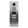DoorBird D2102KV IP Video Türstation V2A Edelstahl Stellen Sie sich vor, Sie sind gerade nicht zuhause und Ihre Kinder haben sich ausgeschlossen oder der Paketbote bringt eine Lieferung. Mit DoorBird ist das nun kein Problem mehr. Bei jedem Klingeln bekommen Sie eine Push-Mitteilung auf Ihr Smartphone oder Tablet und können mit dem Besucher sprechen und ihn in HD-Qualität sehen. So verpassen Sie garantiert keinen Besucher mehr. Mit DoorBird sind Sie unterwegs und doch zuhause, auch wenn ein Einbrecher die Türklingel zur Anwesenheitskontrolle betätigt.DoorBird ist die smarte Lösung für Ihre Eingangstür. Verbinden Sie Ihre DoorBird IP Video Türstation mit Ihrem Smartphone und unterhalten Sie sich mit Ihren Besuchern auch von unterwegs!Die IP Video Türstation kann als eigenständige Einheit betrieben oder in eine bestehende Smart-Home-Plattform integriert werden. Auch bereits vorhandene, klassische Installationen wie elektrische Tür- und Toröffner können Sie mit DoorBird weiterverwenden und über die App.