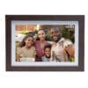 Denver WiFi Bilderrahmen PFF-1042 Holz dunkel Der Denver PFF-1042 ist ein 25,65 cm (10,1 Zoll) großer digitaler WLAN-Fotorahmen aus Eichenholz mit FRAMEO-Fotosoftware. Dies ist eine neue soziale Möglichkeit, Bilder und Videos mit Freunden und Familie zu teilen. Der IPS-Touchscreen liefert gute, scharfe Bilder.