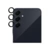 SAFE. by PG Camera Protector Samsung A55 5G, Black Sei frei, die Welt zu erkunden, durch die Nacht zu tanzen und auszudrücken, wer du bist - mit deinen Freunden in der einen und deinem Handy in der anderen Hand. Mit diesem 3-in-1-Schutzpaket von SAFE. by PanzerGlass ist dein wertvolles Handy sicher vor Stürzen in der Tasche, Missgeschicken auf der Tanzfläche, schiefgegangenen Selfies und alltäglichem Fummeln, Fallenlassen und Zerbrechen des Displays. Das Paket besteht aus einem Displayschutz aus 60 % recyceltem Material, einer weichen TPU-Hülle aus 100 % recyceltem Kunststoff und einem Kameraschutz, der härter ist als das Original. Das ist 360-Grad-Schutz für ein 360-Grad-Leben! Kein Displayschutz ist eine schlechte Leistung des Displays wert! Das bedeutet, dass der Displayschutz die gesamte Vorderseite deines Handys abdeckt und so eine vollständige und kristallklare Sicht auf dein Display ermöglicht. Die weiche, transparente Hülle ist kompatibel mit dem kabellosen Aufladen (natürlich!) und schützt dein Handy effektiv, während du vollen Zugriff auf alle Funktionen hast. Auch hier gibt es keine Kompromisse! Der Kameraschutz sorgt dafür, dass deine Hightech-Kameralinsen SAFE. und READY sind, um die schönen Momente des Lebens in kratzfreien Fotos festzuhalten. Jeder verdient es, SAFE. zu sein. Ohne Hektik, Bürokratie oder unnötige Komplexität. Dieses Schutzpaket ist so einfach zu montieren, dass du es selbst dann schaffst, wenn du nur ein Daumen bist! Beginne damit, den Displayschutz anzubringen - du hast bis zu 200 Versuche, obwohl einer normalerweise ausreicht. Wenn du damit fertig bist, bringst du den Kameraschutz für das Objektiv an und klickst die Hülle an. Das war's!