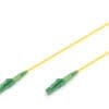 DIGITUS FO Patchkabel, SM, Simplex, LC/APC to LC/APC , 1m FTTH Gehause im minimalen Design für die Verteilung von bis zu 4 Fasern. Das kompakte Schutzgehäuse eignet sich perfekt für die FITH- und Büroverkabelung für Glasfaserspleißungen, Abschlüsse und Verbindungen. Die Glasfaser Anschlussbox ist als optische Telekommunikations Gehäuse konzipiert. Es handelt sich um ein ultrakompaktes Gehäuse für die Verwaltung von bis zu 4 Fasern in der Wohnung, das einfach an der Wand montiert werden kann und den Anschlusspunkt für bis zu 4 Endgeräte bietet. Es ist mit 2 x LC/APC-Duplex-Kupplungen vormontiert und bietet Einführungsstellen an der Rückseite, Unterseite und Oberseite für flexible Kabeleinführungen je nach Bedarf. Es vereint auf effiziente Weise die Möglichkeit von Faserspleißungen, Abschlüssen, Lagerung und Anschlüssen auf kleinstem Raum. Auch die Schraublöcher auf der Rückseite ermöglichen eine einfache Installation und Positionierung, wobei die Gehäuse bündig mit der Wand abschließt.