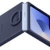 Samsung Silicone Case with Ring für Galaxy Z Flip6, Navy Schützend und funktionell zugleich Das S Pen Case schützt nicht nur dein Galaxy Z Fold6 vor Kratzern und bei Stößen, es ist individuell und funktionell zugleich. Das Case verfügt über eine integrierte S Pen-Halterung an der Rückseite, sodass er schnell griffbereit ist, wenn du ihn brauchst. Mit dem zweiteiligen Case schützt du nicht nur die Rückseite deines Galaxy Z Fold6, sondern auch den Rahmen des Frontdisplays und der Rückseite. Dank der Mikro-Saugnapf-Technologie ist ein leichtes Anbringen und Abnehmen des Case möglich, ohne dass es großartig Spuren oder Abdrücke auf dem Smartphone hinterlässt.