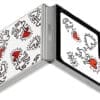 Samsung Flipsuit Case für Galaxy Z Flip6, White Hochwertiger Look mit elegantem Erscheinungsbild Mit dem Kindsuit Case kommt dein Galaxy Z Fold6 in einem elegantem Erscheinungsbild voll zur Geltung. Das aus veganem Leder gefertigte Case akzentuiert das schlanke Design deines Galaxy Smartphone und verleiht ihm eine weiche und geschmeidige Hülle. Das Kindsuit Case sieht nicht nur elegant und hochwertig aus, sondern bietet auch Schutz vor Kratzern und bei Stößen – sowohl für den Rahmen als auch die Rückseite.
