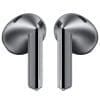 Bist du bereit für ein smartes Hörerlebnis? Als erste Galaxy Buds verbinden die Galaxy Buds3 ihr neues ikonisches Design mit einer intelligenten Sound-Optimierung powered by Galaxy AI. Du willst tief in deine Lieblingssongs eintauchen? Dann lass die aktive Geräuschunterdrückung viele störende Umgebungsgeräusche für dich herausfiltern. Mit ihrem ausgewogenen Hi-Fi-Klang sind sie jederzeit bereit für deinen persönlichen Soundtrack. Auch Hi-Res-Inhalte kannst du in verlustfreier Qualität genießen. Ob unterwegs, beim Training, an der Uni oder im Büro: Auch die Passform wurde so verbessert, dass du deine Galaxy Buds3 den ganzen Tag lang tragen – und dabei fast vergessen kannst. Die klassischen Farbtöne Silver und White harmonieren gut mit deinen Outfits und runden jeden Look modisch ab. Besonders smart funktioniert auch das Zusammenspiel mit deinen anderen Galaxy Geräten. Nutze die Dolmetscher-Funktion auf deinem Galaxy Smartphone – und lass dir die Übersetzung direkt ins Ohr übertragen. Oder mach dir das Leben noch einfacher und steuere deine Galaxy Geräte per Sprachbefehl über deine Galaxy Buds. Damit du möglichst lange verbunden bleiben kannst, hält der ausdauernde Akku viele Stunden für dich durch. Und mit dem IP57-Schutz sind auch Regentage kein Problem für deine Galaxy Buds3. Klingt gut? Dann genieße dein smartes Hörerlebnis.
