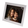 Denver FRAMEO Bilderrahmen PFF-1012WMK2 , white Intelligenter 25,65 cm (10,1 Zoll) WLAN-Bilderrahmen mit HD-IPS-Touchscreen und 16 GB Flash-Speicher (eMMC) sowie vorinstallierter FRAMEO-Software. Laden Sie die App auf Ihr Smartphone herunter und übertragen Sie Fotos und Videos auf den Bilderrahmen. FRAMEO ist eine neue Art von sozialem Netzwerk auf Fotobasis – lassen Sie Hunderte von Freunden Bilder und Videos direkt auf den Bilderrahmen übertragen. Des Weiteren können Sie den Bildern Text hinzufügen. Der Besitzer des Bilderrahmens hat Kontrolle über die Anzeige, Freunde können direkt über den Touchscreen hinzugefügt und gelöscht werden. Stellen Sie die Zeit für die Rotation der Bilder zwischen 10 Sekunden und 30 Minuten ein. Es gibt auch eine Timerfunktion, damit sich der FRAMEO-Bilderrahmen nachts automatisch ausschaltet.