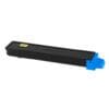 Der Originaltoner von KYOCERA - überzeugend wirtschaftlich und umweltbewusst<br>- Kapazität 18.000 Seiten (ISO/IEC 19752/19798)<br>- Klimaneutraler Toner<br>- CO2-Kompensation je Kartusche : 18 KG<br><br>Versteckte Kosten beim Einsatz von Alternativtonern<br>Wenn Sie keinen Originaltoner von KYOCERA verwenden, kann dies auf den ersten Blick günstiger sein. Doch bei genauem Hinsehen erkennen Sie schnell: Es können deutlich erhöhte Kosten bei Nutzung von Fremdtoner entstehen, die in der Betrachtung der Gesamtdruckkosten oft nicht berücksichtigt werden.<br><br>Hohe Wirtschaftlichkeit dank niedriger Gesamtkosten<br>Dank extrem langlebiger Fotoleitertrommeln können sich die Druckkosten im Vergleich zu herkömmlichen Geräten über die gesamte Laufzeit um bis zu 50% reduzieren. Bei ECOSYS-Systemen muss lediglich Toner als Verbrauchsmaterial nachgefüllt werden.<br>Die einzigartige ECOSYS Technologie von KYOCERA basiert auf sehr langlebigen Komponenten. KYOCERA nutzt dafür die langjährige Erfahrung und umfangreiches Know-how im Bereich der Hochleistungskeramik, der Kernkompetenz des Unternehmens. Lediglich der Tonerbehälter muss als Verbrauchsmaterial getauscht werden. Anders als bei herkömmlichen Laserdruckern und Laser-Multifunktionssystemen können Bildtrommel und Entwicklereinheit aufgrund ihrer vielfach höheren Lebensdauer im Gerät verbleiben und weitergenutzt werden. Das reduziert Folgekosten und schont dadurch das Portemonnaie.