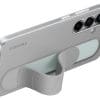 Samsung Standing Grip Case für Galaxy S25+, Gray Matte, weiche Oberfläche kombiniert mit Funktionalität. Mit dem Standing Grip Case liegt dein Galaxy komfortabel und durch das Band zudem sicher in der Hand. Willst du bequem Videos oder Fotos betrachten, kannst du das Band herunterdrücken bis es fixiert ist und so dein Galaxy Smartphone aufstellen und die Inhalte unbeschwert genießen. Das Material überzeugt mit einer weichen Textur, die sich großartig anfühlt. Das Standing Grip Case sieht nicht nur stylisch aus, sondern bietet auch Schutz vor Kratzern und bei Stößen – sowohl für den Rahmen als auch die Rückseite.