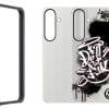 Samsung Flipsuit Rugged Case für Galaxy S25+, Black Stilvoller und robuster Schutz mit individuellem Design. Das Flipsuit Rugged Case übernimmt das Styling deines Galaxy und lässt es noch besser aussehen. Das Flipsuit Rugged Case bestehend aus einem Rahmen und zwei austauschbaren Einlegekarten, ermöglicht dir den Sperrbildschirm deines Displays zu verändern und anzupassen. Dank NFC-Technologie, kann das Smartphone automatisch den zur Einlegekarte passenden Sperrbildschirm erkennen. Wähle eine Karte, die zu deinem Style passt und verpasse deinem Smartphone einen eigenen Look.