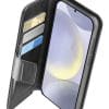Cellularline Book Agenda 2 Case für Samsung S25+ Black Die Schutztaschen im Book-Style passen sich perfekt der Form des Telefons an und schützen dessen Rückseite, Ränder und Display, ohne den Zugriff auf Tasten und Steckverbindungen einzuschränken. Durch den seitlichen Magnetverschluss bleibt die Klappe gut verschlossen. Das Design des Kartenfachs ist so konzipiert, dass die Karte leicht herausgenommen werden kann (Easy Card Remove).
