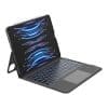 Belkin Everyday Tastatur mit Hülle und Halter für iPad 10. Gen Der patentierte Anschluss lässt sich über eine Achse um 180° drehen. Dadurch kannst du das Kabel direkt am Gerät abwinkeln und in die für dich passende Position bringen. So liegt beispielsweise beim Gaming dein Handy wie ein Controller in der Hand und das Ladekabel ist nicht im Weg. Die magnetischen USB-C Anschlüsse wiederum sind 360° drehbar, was dir ein Maximum an Flexibilität beschert. Durch die magnetische Verbindung wird das An- und Abstecken des Kabels kinderleicht und erfolgt nahezu automatisch. Dies reduziert nicht nur den Verschleiß an den Anschlüssen, sondern schützt auch die Geräte vor Beschädigungen durch versehentliches Ziehen am oder Stolpern über das Kabel. Zudem wird die Langlebigkeit des Kabels erhöht, da die magnetischen Verbindungen weniger anfällig für Abnutzung sind. Du kannst den USB-C Adapter sogar problemlos in deinem Handy stecken lassen und künftige Ladevorgänge noch viel einfacher durchführen. Erlebe revolutionäres Laden mit dem 4smarts 240 W USB-C Magnetadapter! Dank 540° Rotation – 360° drehbar und 180° neigbar – passt sich der Adapter perfekt deinen Bedürfnissen an. Die magnetische Verbindung sorgt für müheloses Andocken und verhindert Kabelbrüche. Mit bis zu 240W Leistung lädst du deine Geräte blitzschnell und zuverlässig. Flexibel, leistungsstark und stylish – so sieht modernes Laden aus. Das Kabel ist mit speziellen hüllenfreundlichen Steckern ausgestattet, die problemlos in jeden Anschluss deines Smartphones passen, ohne dass du die Schutzhülle entfernen musst. Das bedeutet, du kannst dein wertvolles Gerät vor Kratzern und Stößen schützen, während du trotzdem die volle Ladegeschwindigkeit nutzen kannst. Tipp: Entferne den magnetischen Adapter nach dem Laden nicht, so kann in den USB Anschluss deines Geräts kein Staub eindringen. Mit dem GravityCord profitierst du von universeller Kompatibilität. Lade Geräte wie Tablets oder Laptops mit satten 240 Watt. Das Kabel verfügt über eine integrierte, stylische LED. Diese leuchtet, wenn das