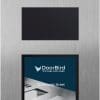 Mit DoorBird bleiben Sie immer informiert, ganz gleich ob Sie vor Ort oder unterwegs sind. Sobald jemand an der Tür klingelt, erhalten Sie eine Push-Benachrichtigung auf Ihr Smartphone oder Ihre DoorBird IP-Video-Innenstation. Dank der DoorBird-App können Sie Besucher in HD-Qualität sehen, in Echtzeit mit ihnen sprechen und bei Bedarf die Tür öffnen. Auch bei Anlieferungen außerhalb der Geschäftszeiten oder bei Abfragen Ihrer Anwesenheit können Sie sofort reagieren. Mit DoorBird verpassen Sie keine wichtigen Interaktionen und behalten immer die Kontrolle über Ihren Eingangsbereich – komfortabel, sicher und von überall.