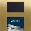 DoorBird D31TDV Video Türstation Edelstahl V4A Messing-Optik Mit DoorBird bleiben Sie immer informiert, ganz gleich ob Sie vor Ort oder unterwegs sind. Sobald jemand an der Tür klingelt, erhalten Sie eine Push-Benachrichtigung auf Ihr Smartphone oder Ihre DoorBird IP-Video-Innenstation. Dank der DoorBird-App können Sie Besucher in HD-Qualität sehen, in Echtzeit mit ihnen sprechen und bei Bedarf die Tür öffnen. Auch bei Anlieferungen außerhalb der Geschäftszeiten oder bei Abfragen Ihrer Anwesenheit können Sie sofort reagieren. Mit DoorBird verpassen Sie keine wichtigen Interaktionen und behalten immer die Kontrolle über Ihren Eingangsbereich – komfortabel, sicher und von überall.