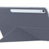 Samsung Smart Book Cover für Galaxy Tab S10 FE+, Blue Stilvoller & praktischer Schutz Verleihe deinem Galaxy Tab den Schutz, den es sich verdient. Das schlanke zweiteilige Smart Book Cover kann durch Magnete in der Rückseite des Covers leicht angebracht werden und bietet einen stilvollen Look für dein Tablet. Genieße hohen Komfort und ein bequemes Seherlebnis, stelle dein Tablet im Quer-oder Hochformat auf und tauche dann in deine Lieblingsinhalte ein. Benötigst du die Frontabdeckung mal nicht, kannst du diese auch einfach abnehmen und nur den Stand nutzen. Außerdem verfügt es über eine Aufbewahrung für den S Pen, sodass du ihn schnell zur Hand hast und er so nicht so schnell verloren geht.