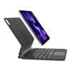 Belkin Pro Tastatur mit Hülle iPad Pro 11" (M4) Fine ist ein ultradünnes Cover aus weichem Gummi, das sich perfekt an die Form des Smartphones anschmiegt, ohne dessen Design zu verändern. Die Schutzhülle hat eine angenehme Haptik und schützt zuverlässig vor Kratzern und Stößen.