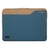 Das Pulse II EcoSmart Sleeve wurde für moderne Berufstätige entwickelt und kombiniert schlankes, elegantes Design mit hervorragendem Schutz und fördern gleichzeitig die Nachhaltigkeit. Die aus umweltfreundlichen Materialien gefertigten Hüllen verfügen über eine haltbare, wasserabweisende Beschichtung zum Schutz vor den Elementen. wasserabweisende Beschichtung zum Schutz vor den Elementen, während die Neoprenpolsterung und das gebürstete Innenfutter einen außergewöhnlichen Schutz vor Schrammen und Kratzern.<br><br>Ein neues Leben für Flaschen<br>Diese Tasche wurde mit Blick auf die Umwelt entworfen. Durch die Verwendung von GRS-zertifizierten recycelten Materialien wurden 2 Plastikflaschen aus unseren Gewässern und Mülldeponien ferngehalten, in kleine Flocken geschreddert, zu Plastikchips repolymerisiert, dann erhitzt und zu Garn gesponnen, das gewebt und in den Stoff dieser EcoSmart-Tasche eingenäht wurde.<br><br>Laptop-Schutz aus Neopren<br>Die leichte und elegante Pulse-Reihe ist so konzipiert, dass sie genau zu Ihrem Gerät passt. Die Hülle passt für Bildschirme mit einer Größe von bis zu 14 Zoll, sodass Sie Ihre Geräte problemlos schützen können.