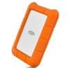 LaCie Rugged USB-C 2TB Die LaCie Rugged USB-C ist die perfekte externe Festplatte für alle, die auch unter extremen Bedingungen zuverlässige Datenspeicherung benötigen. Mit TB Speicherplatz, USB-C-Konnektivität und einer robusten Bauweise ist sie ideal für kreative Profis, die viel unterwegs sind. Sie bietet Schutz vor Stürzen aus bis zu 1,2 Metern Höhe, ist regen- und druckfest und funktioniert sowohl mit Mac als auch Windows. Dank der schnellen Datenübertragung und der Kompatibilität mit iPad und iPhone über USB-C ist sie vielseitig einsetzbar – ob im Studio, auf Reisen oder im Außeneinsatz.