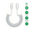4smarts USB-C Spiralkabel 240W, weiß Dank der spiralförmigen Struktur bleibt dein Kabel kompakt, entwirrt sich von selbst und blockiert weder Schalthebel noch Sichtlinien im Auto. Perfekt abgestimmt auf Android Auto und Apple CarPlay – für stressfreie Fahrten, bei denen alles da bleibt, wo es hingehört. Mit nur 12?cm im Ruhezustand ist das Kabel deutlich kürzer als herkömmliche Spiralkabel – ideal für minimalistische Setups. Es dehnt sich bei Bedarf elegant auf bis zu empfohlene 50?cm und zieht sich danach blitzschnell zurück – praktisch, sauber, immer perfekt angepasst. Zieh das Kabel nicht öfter und viel länger als 50?cm, damit es flexibel und formstabil bleibt. Mit vollen Power Delivery und 480?Mbit/s Datenrate übertrifft dein Kabel günstige 60?W-Alternativen und bietet echte High Speed Performance. So kannst du Handy, Tablet oder Laptop unterwegs blitzschnell laden und Daten zuverlässig übertragen – alles in einem. Ob Smartphone, Tablet, Laptop oder Konsole – dein Kabel passt dank universeller USB-C-Kompatibilität zu allen Geräten. Es liefert die optimale Verbindung auf Reisen, im Büro oder bei spontanen Gaming-Sessions unterwegs.