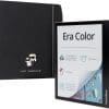 PocketBook Era Color Bundle Karl Lagerfeld Sunset Copper DACH Farbenfroh lesen – mit dem PocketBook Era Color in der exklusiven Fashion Edition!Der PocketBook Era Color eröffnet mit seinem 17,78 cm (7 Zoll) E-Ink-Kaleido-3-Farbdisplay eine neue Dimension des digitalen Lesens: Comics, Mangas, Magazine und Sachbücher erwachen in brillanten Farben zum Leben – natürlich augenschonend und blendfrei. Die hohe Schwarz-Weiß-Auflösung sorgt für gestochen scharfe Texte und höchsten Lesekomfort.