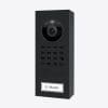 DoorBird D1101V IP Video Türstation Aufputz polar raven Die DoorBird D1102KV IP Video Türsprechanlage ist die ideale Lösung für Mehrfamilienhäuser und Betriebe mit zwei Einheiten. Mit ihrem eleganten Design bietet sie nicht nur eine ansprechende Optik, sondern auch robuste und wetterfeste Eigenschaften. Die Türstation verfügt über eine Ultraweitwinkel-Linse, 1080p Videoqualität und Infrarot-LEDs für Nachtsicht. Dank der WLAN/LAN-Verbindung und PoE-Fähigkeit ist die Installation und Nutzung besonders flexibel und einfach.