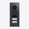 DoorBird D1102V IP Vid. Türst.2Ruftasten Unterp. RAL 7016 Die DoorBird D1102KV IP Video Türsprechanlage ist die ideale Lösung für Mehrfamilienhäuser und Betriebe mit zwei Einheiten. Mit ihrem eleganten Design bietet sie nicht nur eine ansprechende Optik, sondern auch robuste und wetterfeste Eigenschaften. Die Türstation verfügt über eine Ultraweitwinkel-Linse, 1080p Videoqualität und Infrarot-LEDs für Nachtsicht. Dank der WLAN/LAN-Verbindung und PoE-Fähigkeit ist die Installation und Nutzung besonders flexibel und einfach.