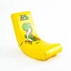 XROCKER Gaming Bodensessel gelb VIDEO ROCKER Super Mario/Yoshi Der X Rocker Shadow 2.0 ist der perfekte Konsolen-Gaming-Sitz für junge Gamer und bietet immersiven Sound sowie ganztägigen Komfort in einem kompakten, leicht zu verstauenden Design. Entwickelt mit Blick auf heranwachsende Spieler verfügt der Shadow 2.0 über ein dezent im Kopfstützenbereich integriertes Lautsprechersystem, das das Gaming-Erlebnis zum Leben erweckt und mit allen aktuellen Konsolen kompatibel ist.Seine bodennahe, stabile Wippbasis fördert natürliche Bewegungen und sorgt gleichzeitig für sicheren Halt. Umhüllt von strapazierfähigem Kunstleder und mit einer dicken Schaumstoffpolsterung ausgestattet, vereint der Shadow 2.0 cooles eSports-Design mit hohem Alltagskomfort.Wenn der Spielspaß vorbei ist, lässt sich der Shadow in Sekundenschnelle zusammenklappen und ordentlich verstauen – ideal für Schlafzimmer, Spielzimmer oder gemeinsam genutzte Familienbereiche.