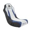 XROCKER Gaming Bodensessel GEIST 2.0 PlayStation 2LS weiß blau Der X Rocker Shadow 2.0 ist der perfekte Konsolen-Gaming-Sitz für junge Gamer und bietet immersiven Sound sowie ganztägigen Komfort in einem kompakten, leicht zu verstauenden Design. Entwickelt mit Blick auf heranwachsende Spieler verfügt der Shadow 2.0 über ein dezent im Kopfstützenbereich integriertes Lautsprechersystem, das das Gaming-Erlebnis zum Leben erweckt und mit allen aktuellen Konsolen kompatibel ist.Seine bodennahe, stabile Wippbasis fördert natürliche Bewegungen und sorgt gleichzeitig für sicheren Halt. Umhüllt von strapazierfähigem Kunstleder und mit einer dicken Schaumstoffpolsterung ausgestattet, vereint der Shadow 2.0 cooles eSports-Design mit hohem Alltagskomfort.Wenn der Spielspaß vorbei ist, lässt sich der Shadow in Sekundenschnelle zusammenklappen und ordentlich verstauen – ideal für Schlafzimmer, Spielzimmer oder gemeinsam genutzte Familienbereiche.