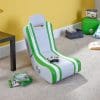 XROCKER Gaming Bodensessel grün SHADOW 2.0 2 xLS/ Controlpanel Der X Rocker Shadow 2.0 ist der perfekte Konsolen-Gaming-Sitz für junge Gamer und bietet immersiven Sound sowie ganztägigen Komfort in einem kompakten, leicht zu verstauenden Design. Entwickelt mit Blick auf heranwachsende Spieler verfügt der Shadow 2.0 über ein dezent im Kopfstützenbereich integriertes Lautsprechersystem, das das Gaming-Erlebnis zum Leben erweckt und mit allen aktuellen Konsolen kompatibel ist.Seine bodennahe, stabile Wippbasis fördert natürliche Bewegungen und sorgt gleichzeitig für sicheren Halt. Umhüllt von strapazierfähigem Kunstleder und mit einer dicken Schaumstoffpolsterung ausgestattet, vereint der Shadow 2.0 cooles eSports-Design mit hohem Alltagskomfort.Wenn der Spielspaß vorbei ist, lässt sich der Shadow in Sekundenschnelle zusammenklappen und ordentlich verstauen – ideal für Schlafzimmer, Spielzimmer oder gemeinsam genutzte Familienbereiche.