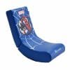 XROCKER Gaming Bodensessel blau Marvel/Spider-Man/klappbar Als Teil der offiziell lizenzierten Marvel-Kollektion von X Rocker wurde der Marvel Hero Video Rocker speziell für junge Gamer entwickelt und bietet eine sichere sowie unterstützende Sitzmöglichkeit, die Kinder auch bei stundenlangem Spielen lieben werden. Die niedrige, bodennahe und stabile Wippbasis fördert natürliche Bewegungen und sorgt gleichzeitig für eine bequeme und stützende Sitzposition. Mit den beliebten Superhelden direkt aus den Marvel-Comics bringt der Video Rocker eine spielerische Note in jedes Schlafzimmer, Spielzimmer oder jeden Familienbereich eines Marvel-Fans. Ob beim Gaming, Filme schauen oder beim Entspannen mit Freunden – dieser Stuhl bietet stundenlangen ergonomischen Komfort, ohne zu viel Platz einzunehmen. Nach dem Spielen lässt sich der Rocker einfach zusammenklappen und platzsparend verstauen.