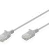 DIGITUS CAT 6 U-UTP Slim Patchkabel mit einer Übertragungsfrequenz von bis zu 250 MHz sind mit einem reduzierten Außendurchmesser von nur 2,7 mm und einem flexiblen Mantel ausgestattet, was einen platzsparenden und vielseitigen Einsatz in jedem Netzwerk ermöglicht. Die Kabel verfügen über verseilte AWG 32/7-Kupferleiter und eine ungeschirmte Twisted-Pair-Struktur (U-UTP), die Flexibilität und Langlebigkeit gewährleistet. Sie werden gemäß den Normen ISO/IEC 11801 und DIN EN 50173 CAT 6 hergestellt und gewährleisten somit die zuverlässige Einhaltung internationaler Spezifikationen. Jedes Kabel ist mit einer angespritzten Knickschutzhülse mit Zugentlastung und einem Verriegelungshebeschutz ausgestattet, der Kabelbeschädigungen und Verriegelungsbrüche verhindert. Diese schlanken Patchkabel werden in einer DIGITUS-Hangtag-Verpackung geliefert und sind die ideale Lösung für die strukturierte Verkabelung in Büros, Privathaushalten oder Umgebungen mit hoher Dichte.