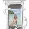 Voyager ist die wasserdichte Hülle, die Ihr Smartphone vor Wasser, Sand und Sonnencreme schützt. Aufgrund der IPX8-Zertifizierung ist dieses Gehäuse bis zu einer Tiefe von 20 Metern wasserdicht. Voyager ist mit einem verstellbaren Riemen ausgestattet und kann um den Hals oder das Handgelenk getragen werden.Es besteht aus weichem, berührungsempfindlichem Material und ist mit 3D Touch und Face ID kompatibel. Um die schönsten Momente Ihres Urlaubs festzuhalten, wurde es mit einem praktischen Band auf der Rückseite entworfen, so dass es einen festeren und sicheren Griff ermöglicht.