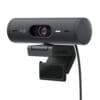 Mit der Logitech Brio 500-Serie präsentieren Sie sich in jedem Meeting völlig authentisch. Egal, ob die Beleuchtung in Ihrem Raum zu schwach oder zu hell ist: Die Brio 500-Serie korrigiert sie automatisch, sodass Ihre Gesprächspartner Sie gut sehen können. Auto-Framing zentriert die Kamera so, dass Sie stets in der Bildmitte zu sehen sind, damit Sie während der Besprechung aufstehen und sich bewegen können. Mikrofone mit Geräuschunterdrückung lassen Ihre Stimme natürlich klingen. Im Präsentationsmodus können Sie in Videoanrufen physische Gegenstände vorführen, indem Sie die Kamera nach unten neigen, um laufende Arbeiten oder andere Objekte zu präsentieren. Erleben Sie authentischere Meetings und zeigen Sie sich von Ihrer besten Seite.